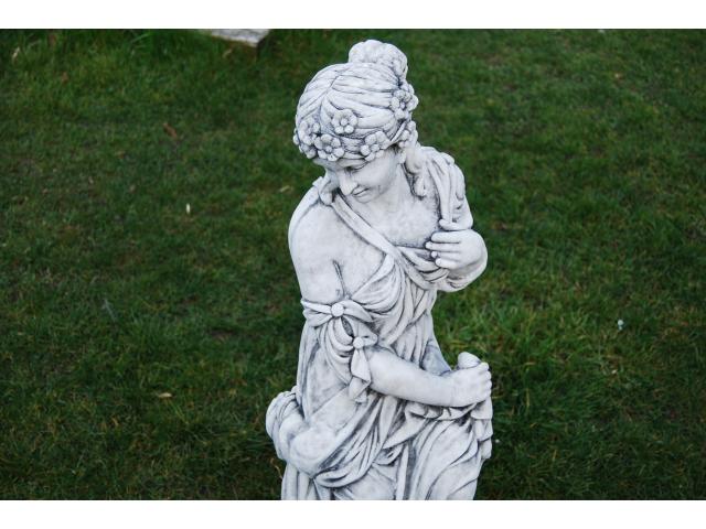 Photo Sculpture d'une dame,d'une élégante en pierre patinée. image 2/6