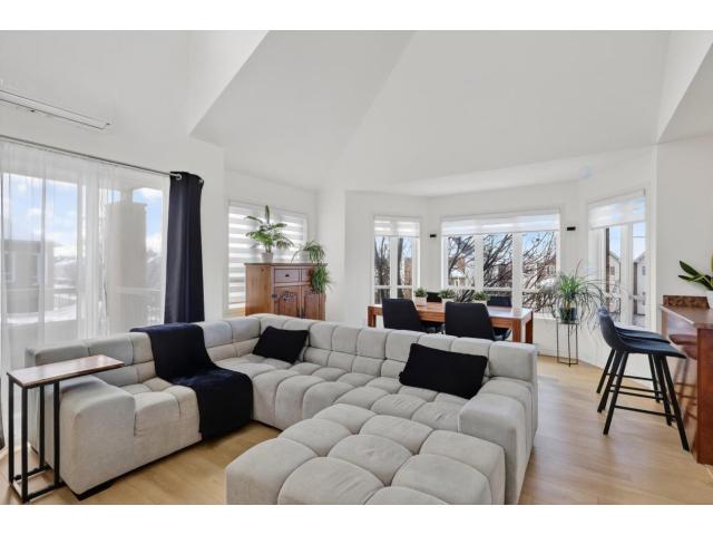 Photo Spacieuse unité de coin Secteur recherché d'Auteuil à Laval (Quebec) image 2/6