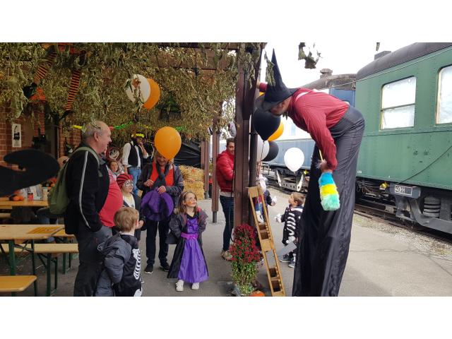 Photo Spectacle comique participatif "La fête d'Halloween", animations de rue pour égayer vos fê image 2/6