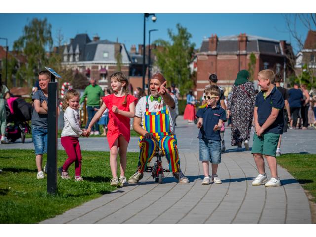 Photo Spectacle de clown, animations de rue, du mime, de la statue vivante, échassier, faux serveur pour é image 2/6