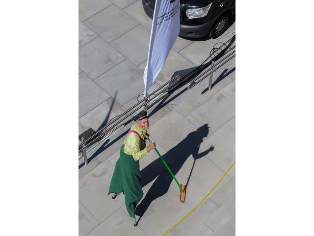 Photo Spectacle de clown, animations de rue, du mime, de la statue vivante, échassier, faux serveur pour é image 2/6