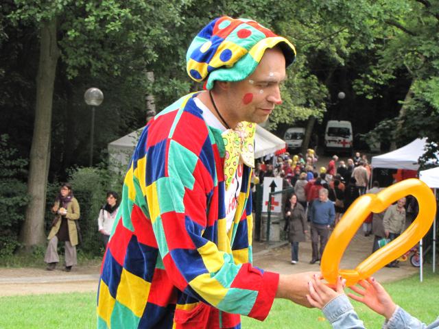Photo Spectacle de clown, artiste de rue, faux serveur, échassier, animations carnavesques,anniversaire,sp image 2/6
