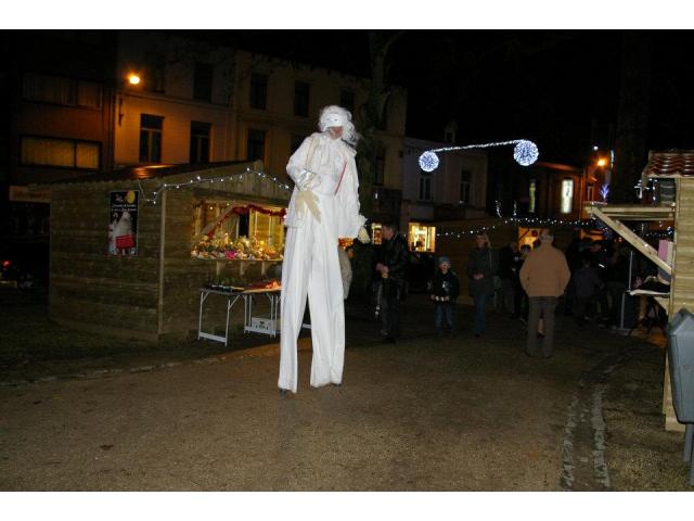 Photo spectacle pour arbres de Noël, clown, mime, statue vivante, échassier, faux serveur image 2/6