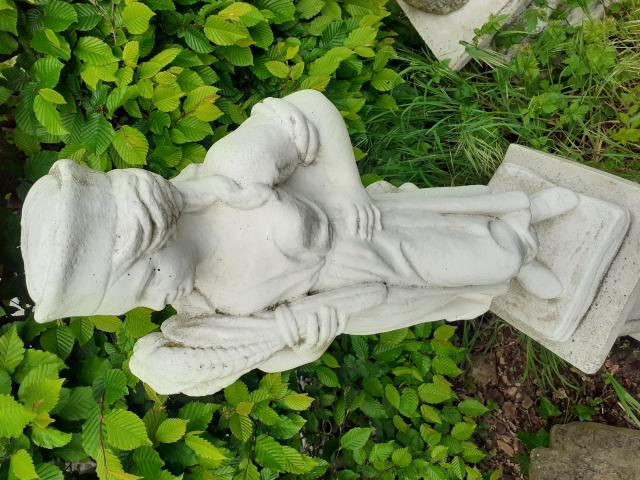 Photo STATUE D'UNE JEUNE DAME EN PIERRE RECONSTITUEE image 2/6