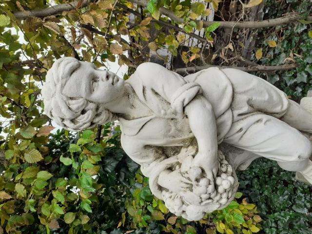 Photo STATUE D4UN GARCON AU PANIER DE FRUITS image 2/6