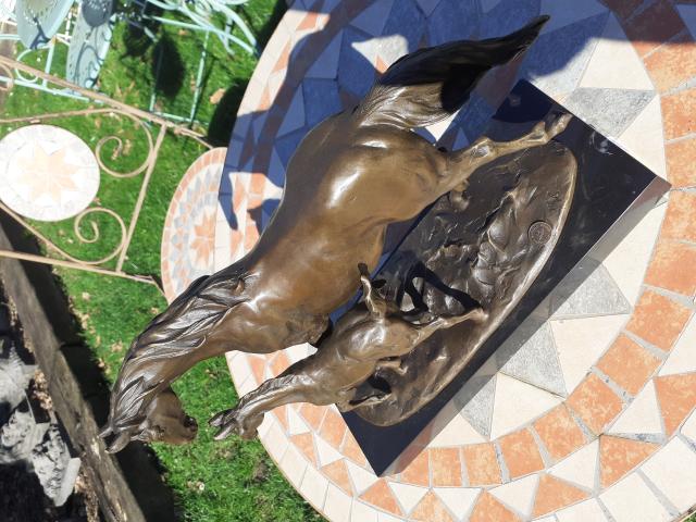 Photo STATUE EN BRONZE SIGNE MILO (la jument et son poulain). image 2/6