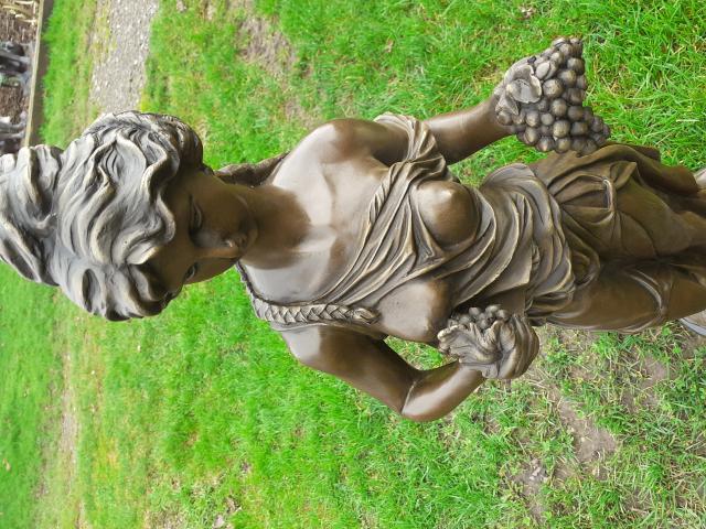 Photo Statue en bronze signé représentant une élégante aux grappes image 2/6