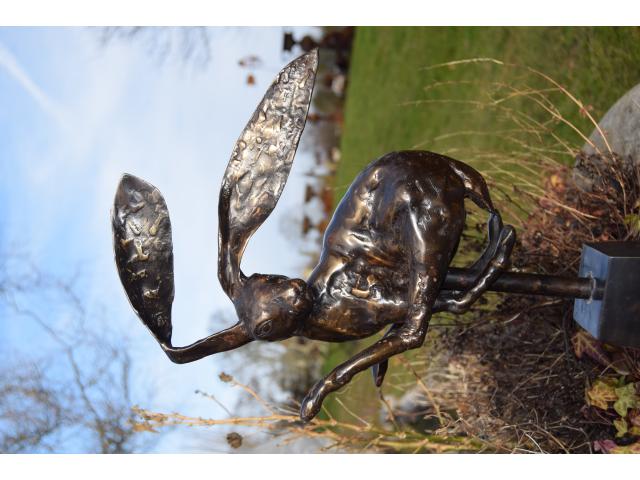 Photo Statue en bronze signé sur socle (le lièvre à la course) image 2/6