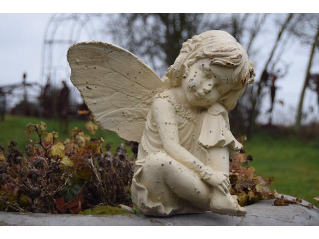 Photo STATUE EN FONTE PATINEE BLANCHE(fée assise et assoupie) image 2/6