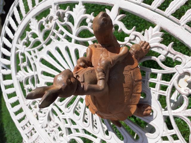 Photo STATUE EN FONTE ROUILLE (le Lièvre et la Tortue.) image 2/6