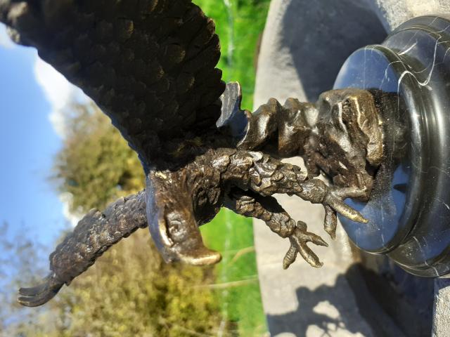 Photo SUPERBE BRONZE ANIMALIER( l'atterrissage de l'aigle sur socle marbre image 2/6