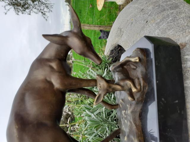 Photo Superbe bronze animalier signé(la biche et son faon) image 2/6
