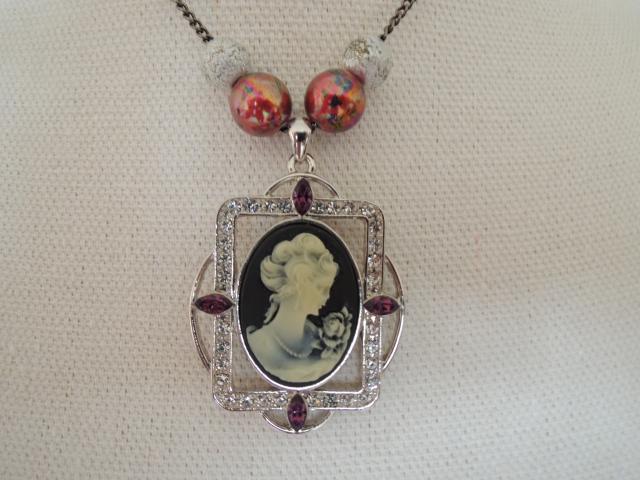 Photo Superbe collier pendentif Camée avec perles céramiques image 2/2