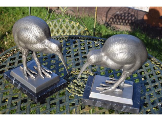 Photo Superbe couple de kiwi en fonte d'aluminium sur socle marbre image 2/6