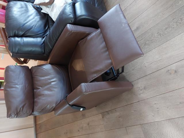 Photo Superbe fauteuil releveur électrique en cuir etat neuf image 2/3