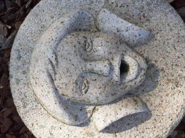 Photo SUPERBE FONTAINE MURALE CIRCULAIRE EN GRANIT image 2/5