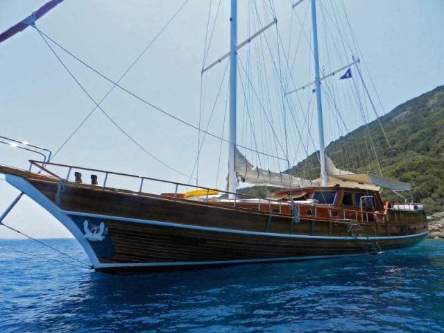 Photo Superbe ketch de 28 m avec 6 cabines rénovée en 2016 image 2/6