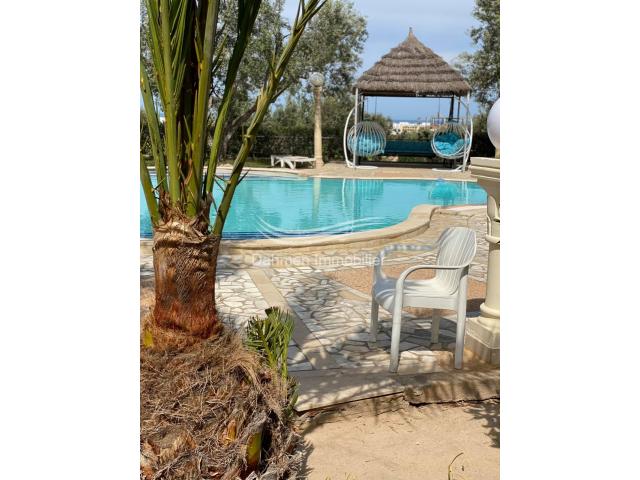 Photo Superbe villa magnifiquement située avec une belle piscine privée image 2/5