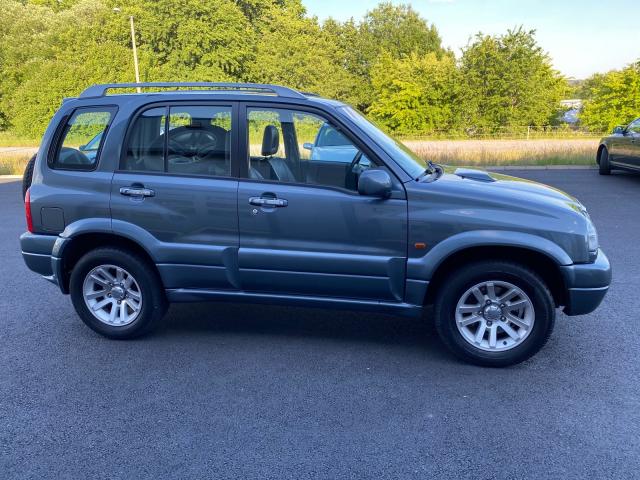 Photo Suzuki Grand Vitara 4X4 abordable, stylo et voiture bien entretenue image 2/3