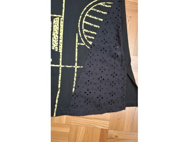 Photo T-Shirt noir à motifs dorés neuf image 2/3
