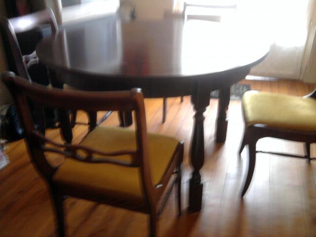 Photo Table avec ses 4 Chaises image 2/3