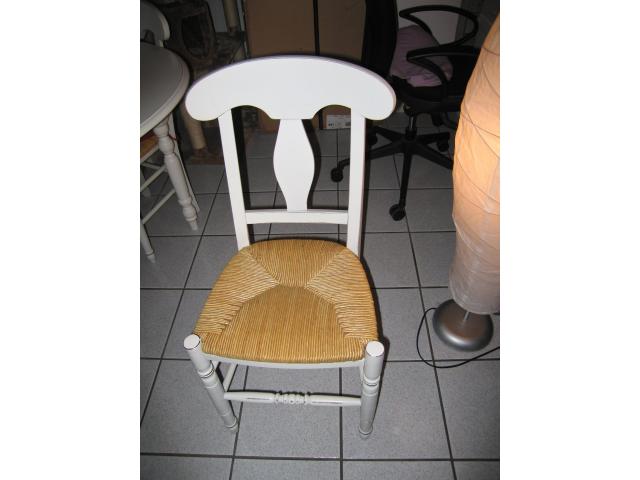 Photo table de cuisine bois blanc vieilli avec ses 4 chaises image 2/3