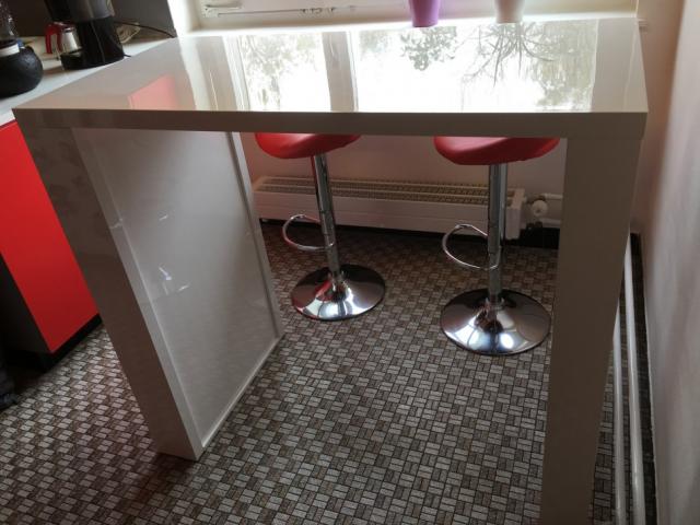 Photo Table en laquée blanc / 2 chaises en hauteur rouge image 2/4