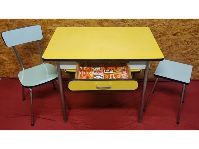 Photo table formica jaune 1 chaise 1 tabouret 1 rallonge image 2/5