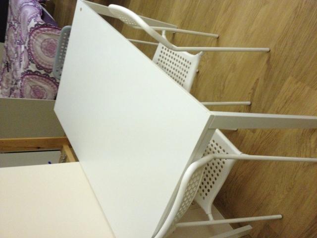 Photo Table IKEA avec les 4 chaises image 2/2