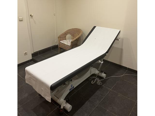 Photo table médicale  électrique et tabouret roulette image 2/2