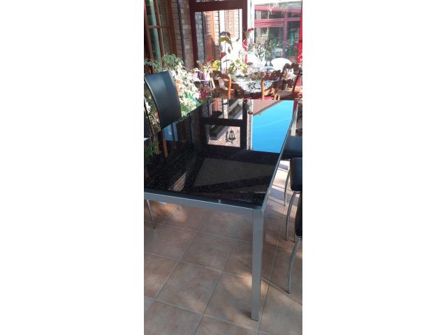 Photo Table moderne en verre noir pailleté. image 2/2