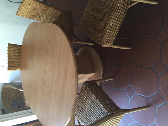 Photo Table ovale avec chaises image 2/2