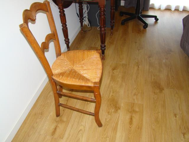 Photo TABLE RONDE AVEC RALLONGES ET UNE CHAISE image 2/4