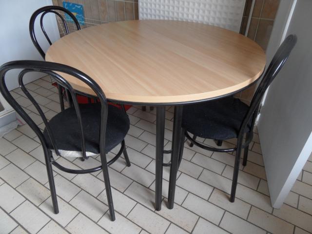 Photo Table ronde en chêne clair état neuf + chaises image 2/2