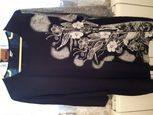Photo TEE-SHIRT NOIR MOTIFS MARQUE image 2/3