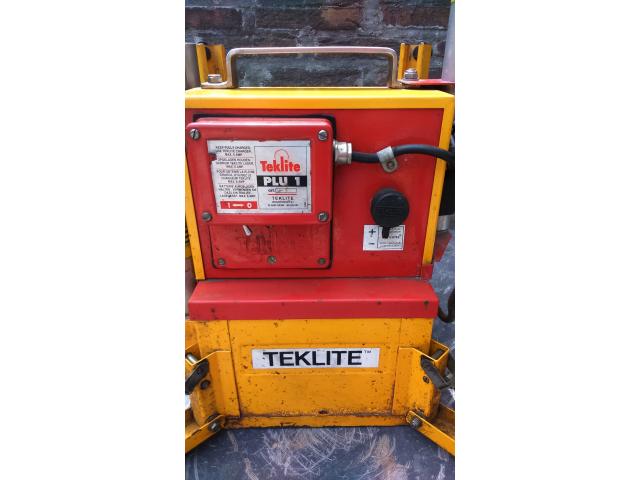 Photo Teklite PLU 1 Eclairage mobile + seconde batterie portable image 2/6