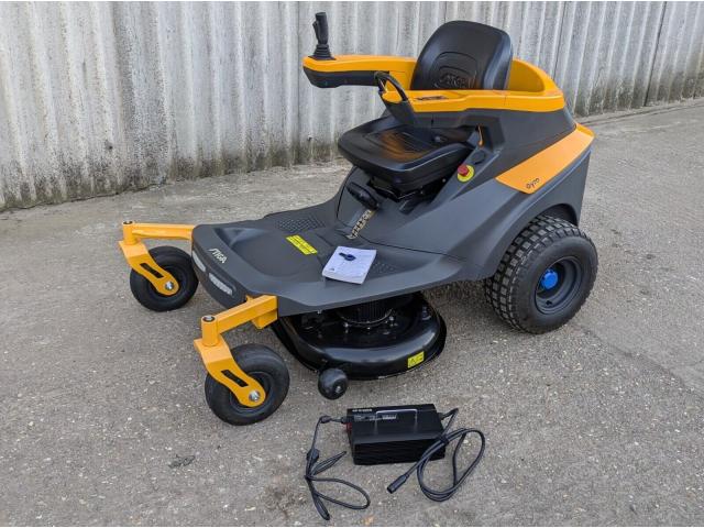 Photo Tondeuse autoportée axiale à batterie Stiga GYRO 700E, rayon de braquage zéro, 108 cm - Neuve image 2/4