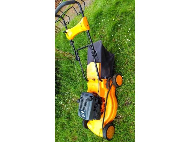 Photo Tondeuse tractée carter 50cm moteur Briggs et Stratton en bon état général. image 2/3