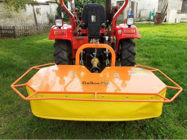 Photo Tracteur avec chargeur frontal et accessoires image 2/6