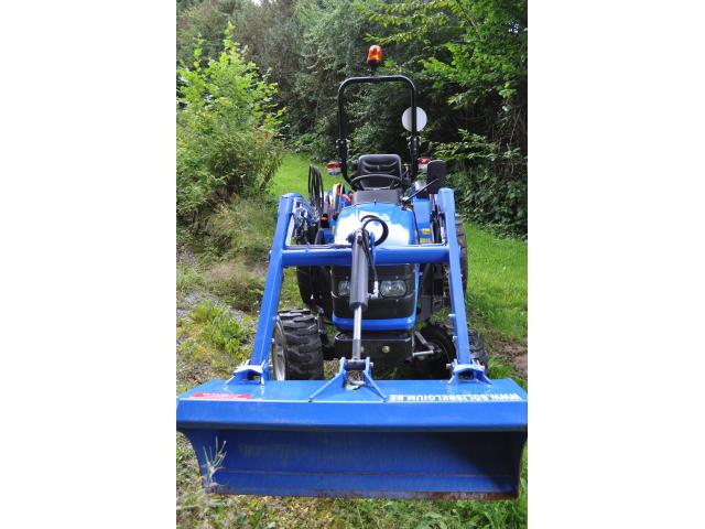 Photo Tracteur compact inlcus chargeur frontal image 2/6