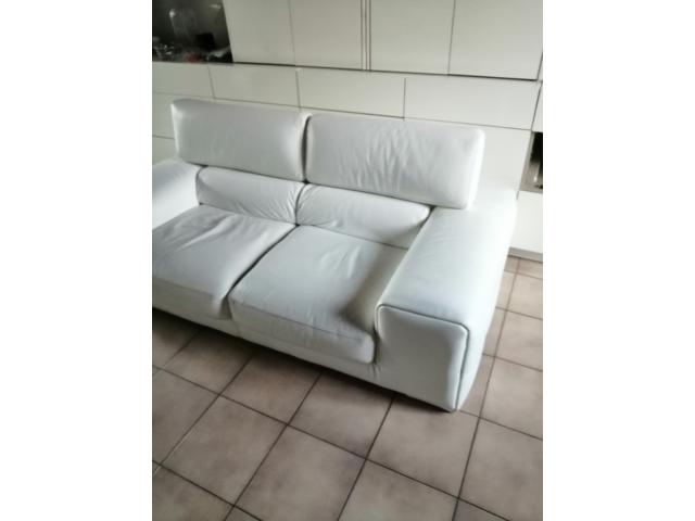 Photo Très beau canapé moderne en cuir blanc image 2/4