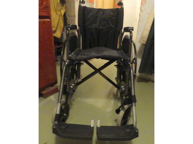 Photo Très beau fauteuil roulant électrique à vendre image 2/2