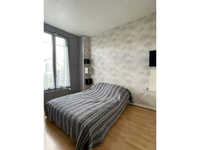 Photo Très belle maison avec toit papillon image 2/4