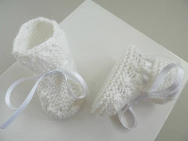 Photo Tricot bébé chaussons blancs laine fait main image 2/4