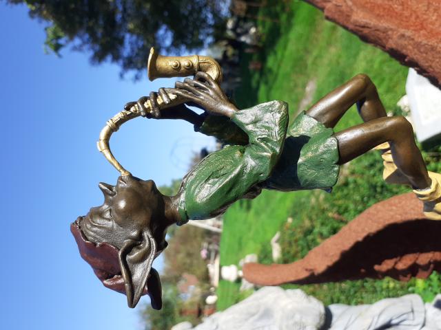 Photo Troll, goblin en bronze signé et patiné jouant du saxophone image 2/6