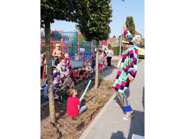Photo Un spectacle de clown pour égayer la fête d'anniversaire de votre enfant tout en respectant les mesu image 2/6