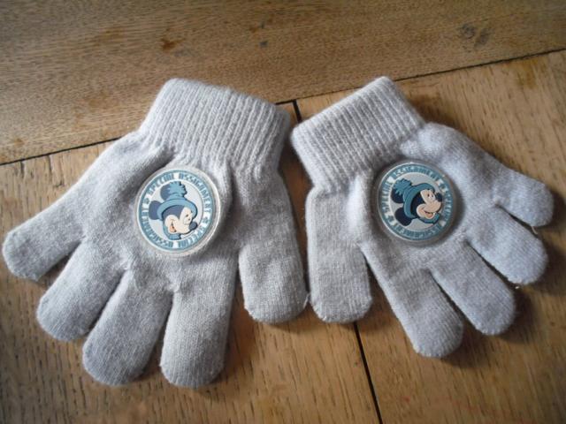 Photo une paire de gants mickey couleur bleu ciel comme neuf image 2/2