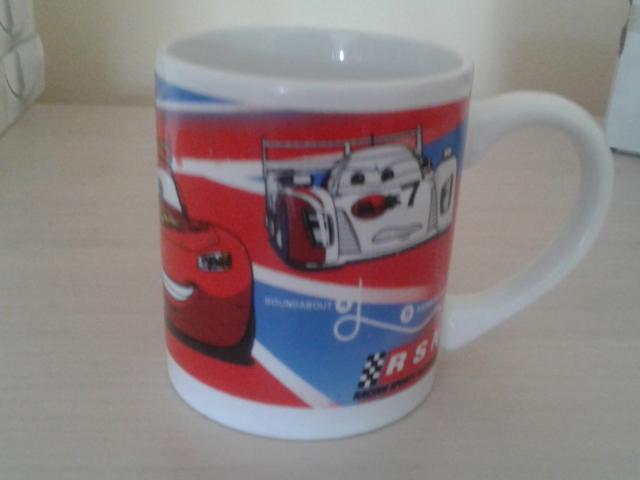 Photo une tasse de cars pour enfant image 2/4