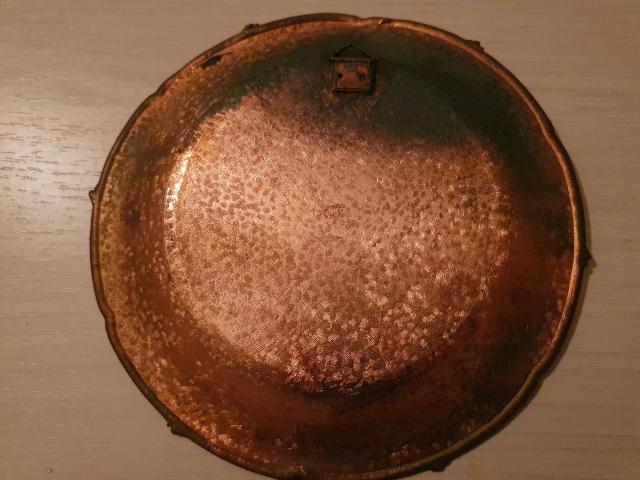 Photo une très belle assiette en bronze décorative image 2/2