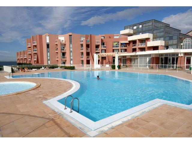 Photo Vacances ou cure Sete face à la mer piscine tennis pieds dans l'eau image 2/6
